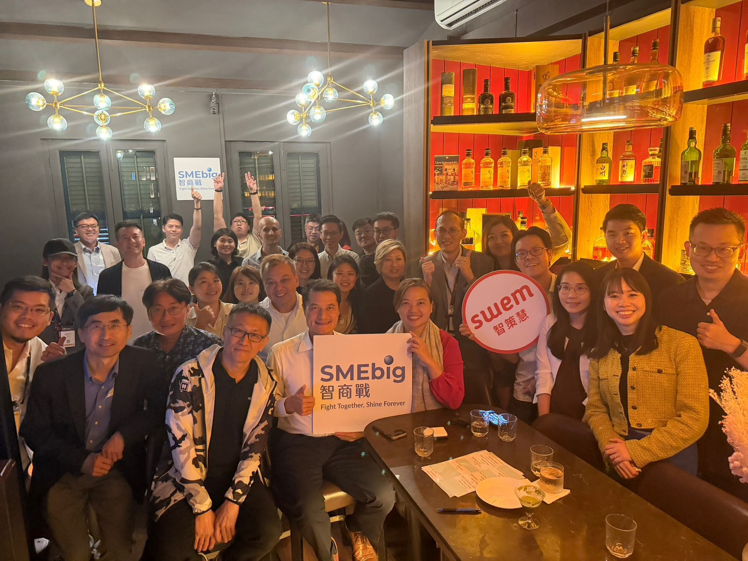 圖片說明：駐新加坡台北代表處經濟組組長吳文松(前排中左)、新加坡智商戰品牌科技公司執行合夥人暨AMT共同創辦人吳秀倫(前排中右)與新加坡工商聯合總會（SBF）秘書長TECK LEE(第二排中左)與在場企業深入交流。